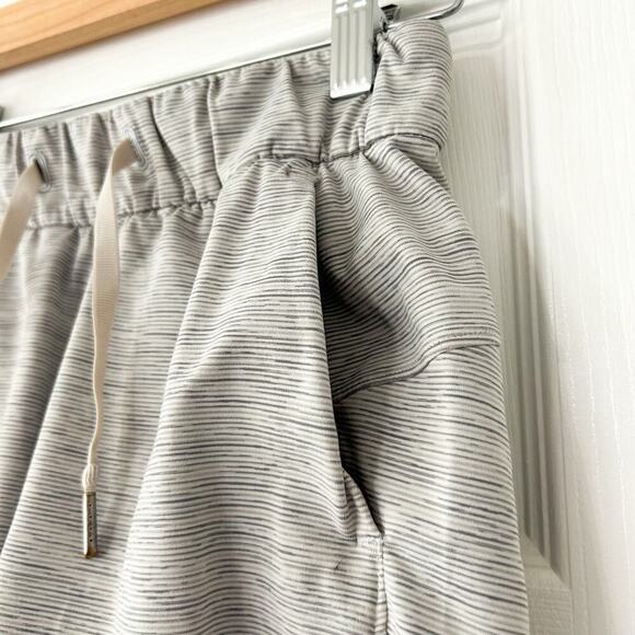 Lululemon On The Fly Space Dye Gray Athletic Shorts Women’s Size 2 EUC - Picture 4 of 9